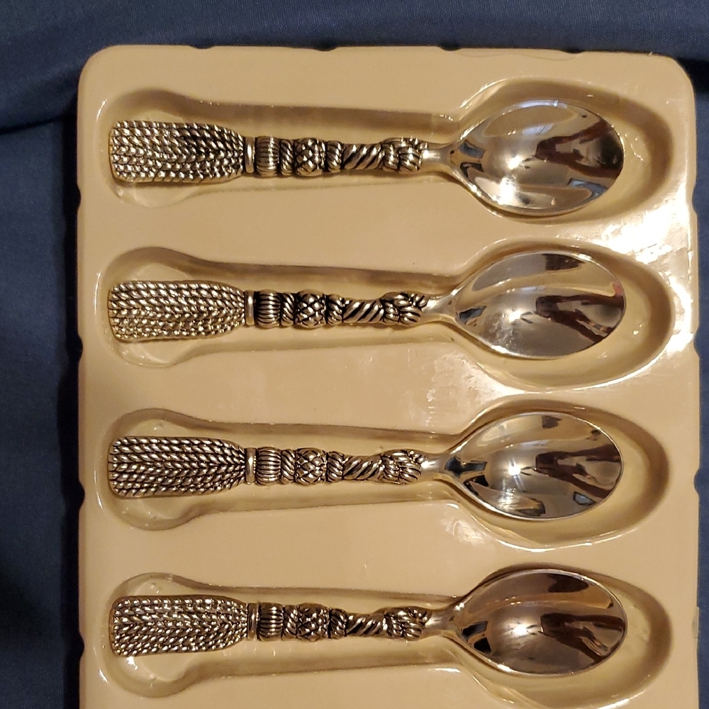 Sophisticated Silver Flatware Set with Ornate Design - Picture 4 of 6